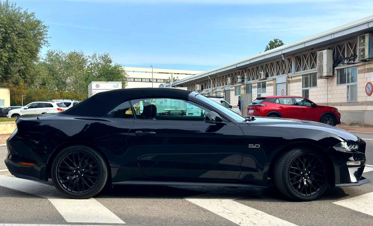 Ford Mustang GT 5.0 muscle car for rent in Alicante β V8 engine, automatic, iconic design.