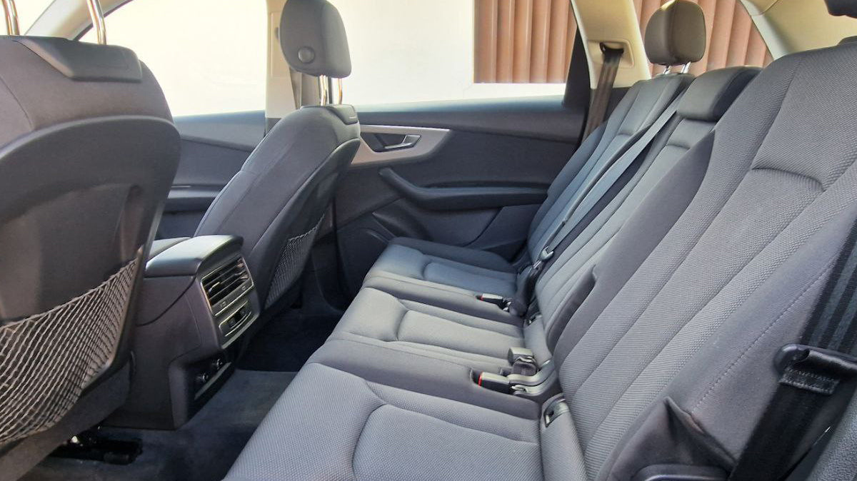 Audi Q7 55 TFSI luxury SUV for rent in Alicante β 3.0L V6 engine, quattro AWD, spacious premium interior.
