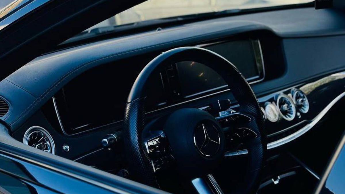 Mercedes-Benz S500 luxury sedan for rent in Alicante β V8 twin-turbo engine, AWD, premium interior.