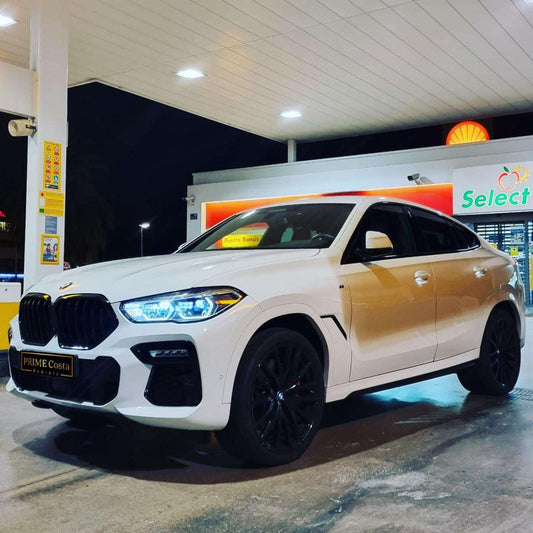 White BMW X6M SUV for rent in Marbella – 4.0L diesel, 4WD, automatic, premium 5-seater.