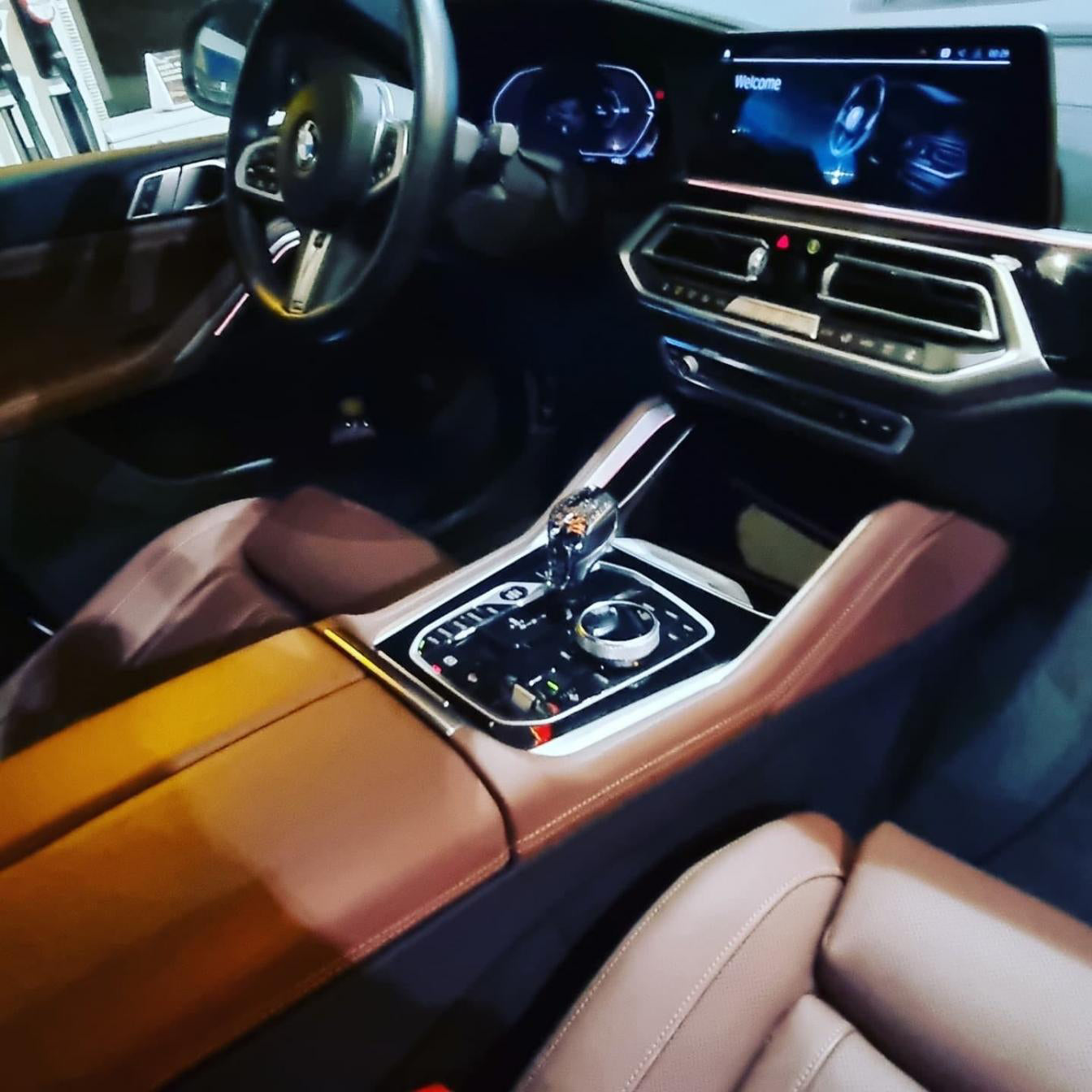 White BMW X6M SUV for rent in Marbella – 4.0L diesel, 4WD, automatic, premium 5-seater.