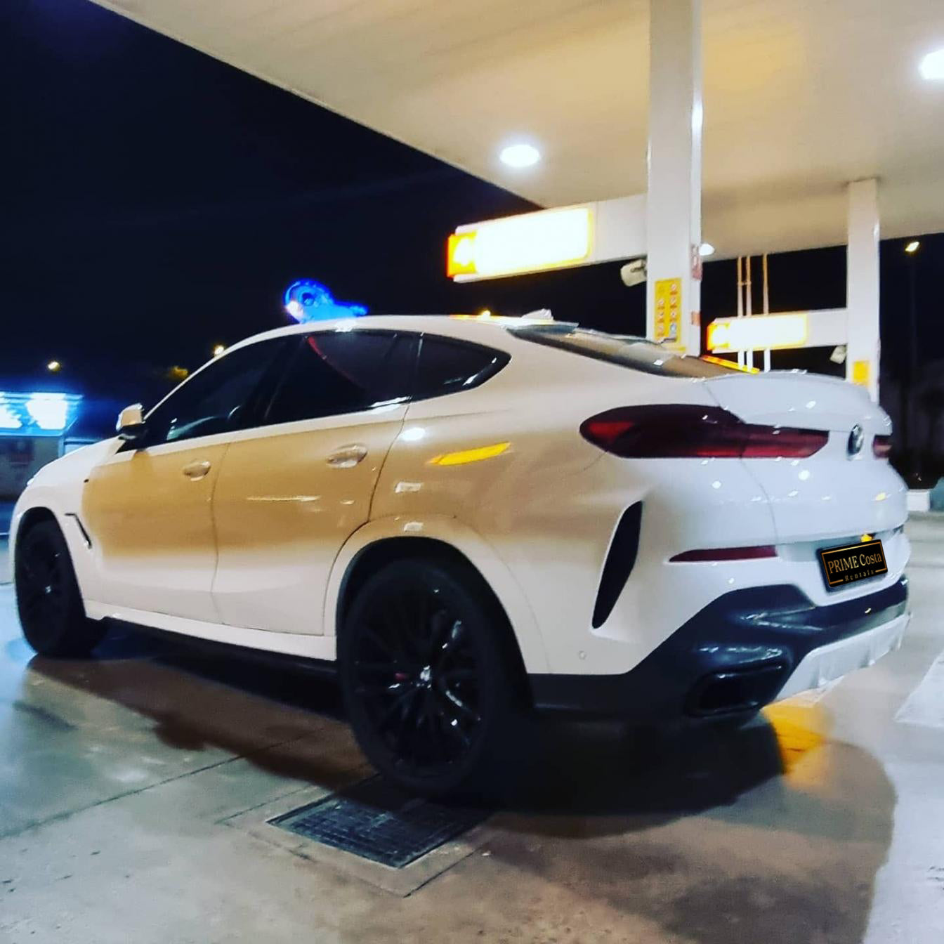 White BMW X6M SUV for rent in Marbella – 4.0L diesel, 4WD, automatic, premium 5-seater.