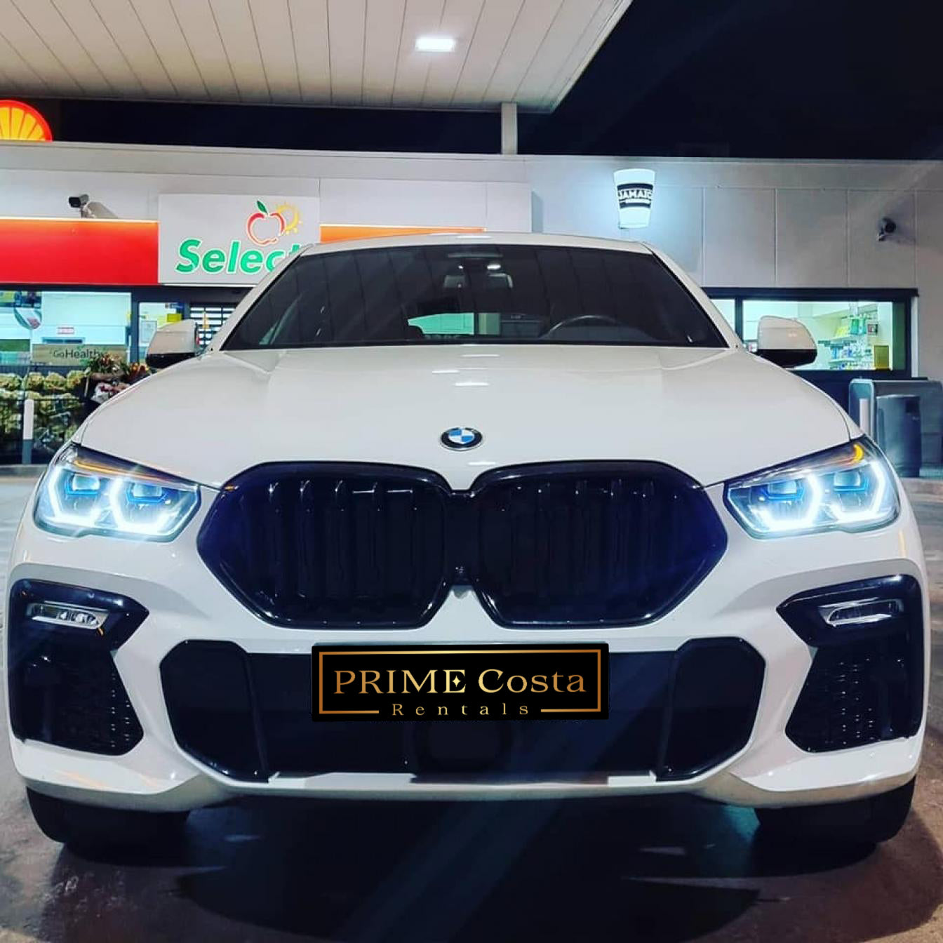 White BMW X6M SUV for rent in Marbella – 4.0L diesel, 4WD, automatic, premium 5-seater.