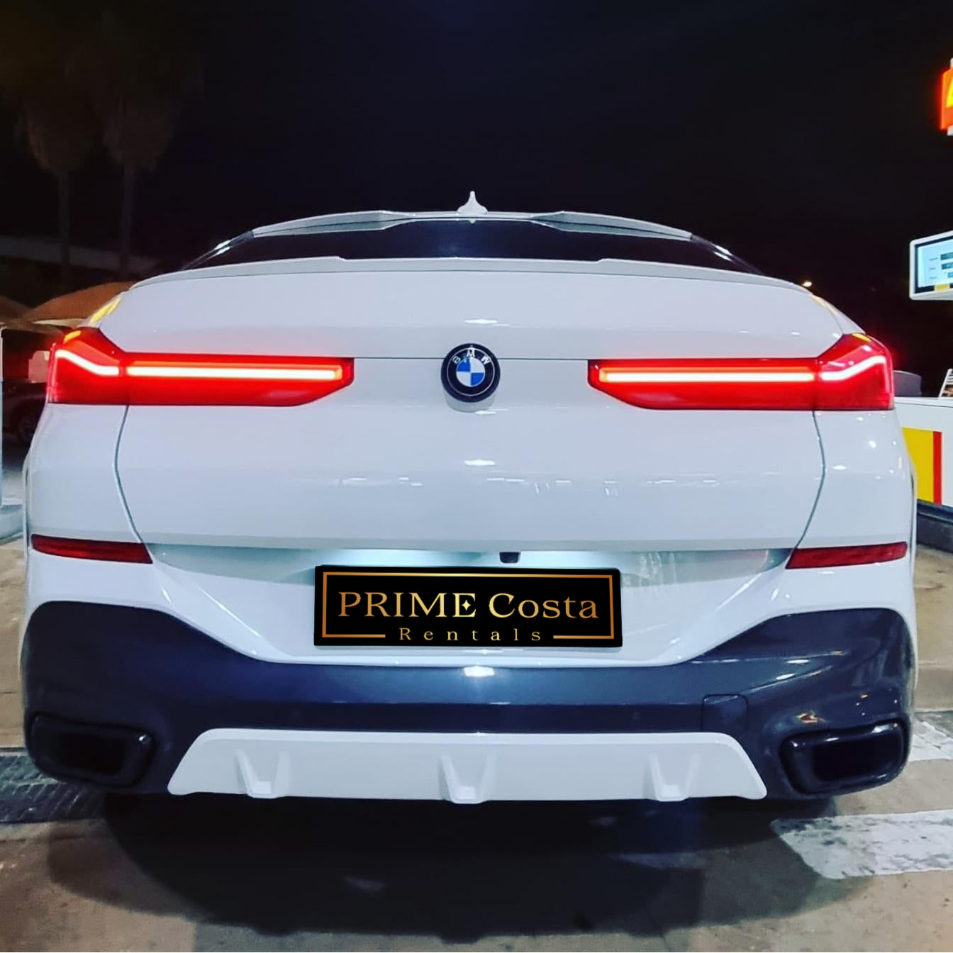 White BMW X6M SUV for rent in Marbella – 4.0L diesel, 4WD, automatic, premium 5-seater.