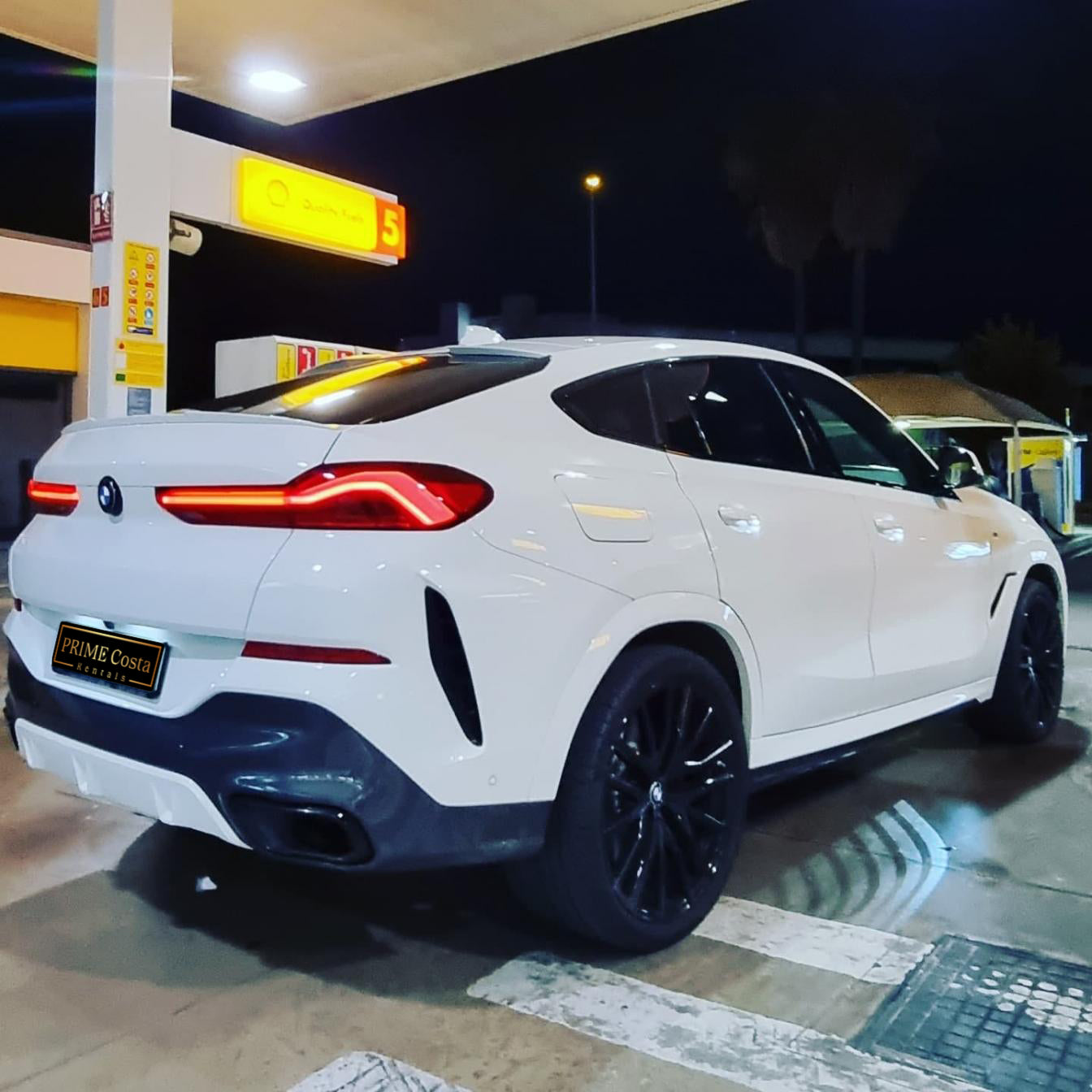 White BMW X6M SUV for rent in Marbella – 4.0L diesel, 4WD, automatic, premium 5-seater.