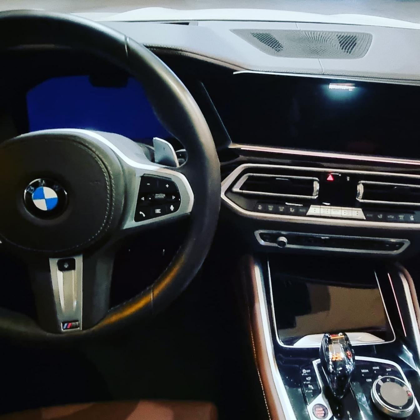 White BMW X6M SUV for rent in Marbella – 4.0L diesel, 4WD, automatic, premium 5-seater.