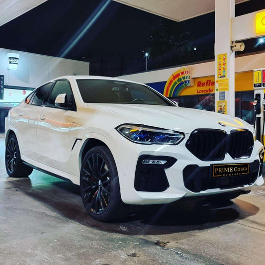 White BMW X6M SUV for rent in Marbella – 4.0L diesel, 4WD, automatic, premium 5-seater.