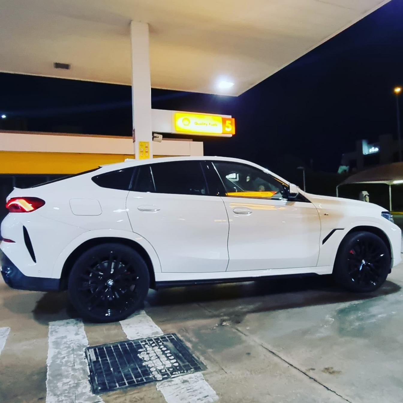 White BMW X6M SUV for rent in Marbella – 4.0L diesel, 4WD, automatic, premium 5-seater.