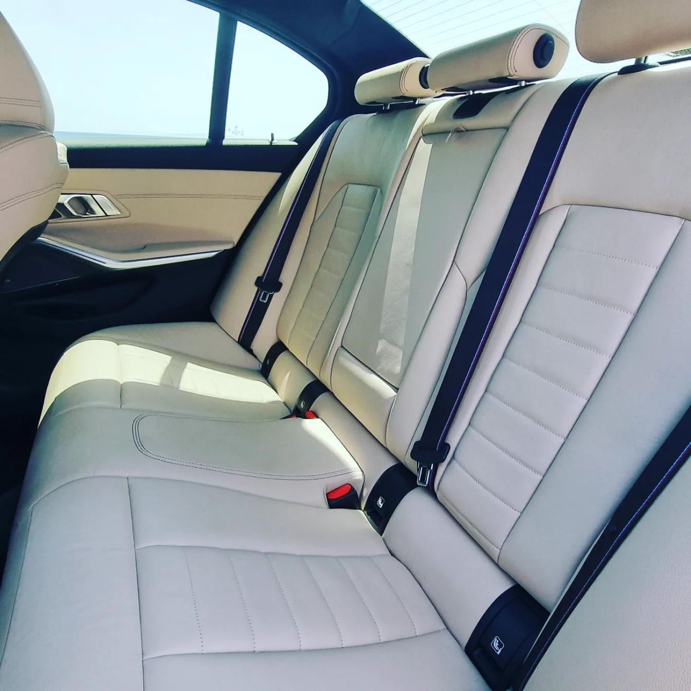 Black BMW 330i M Limousine for rent in Marbella – 2.0L automatic, 5-seater luxury sedan with 255 HP.
