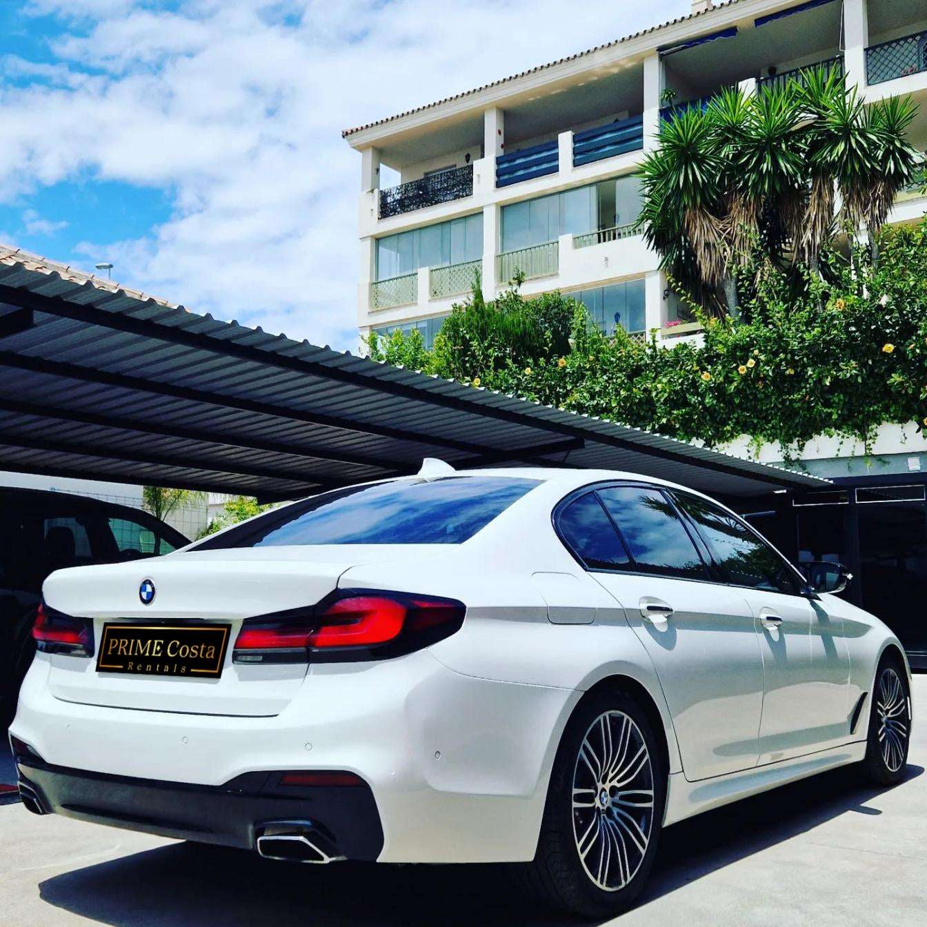 White BMW 540i F90 sedan for rent in Marbella – 3.0L engine, 333 HP, 0–100 in 4.6 sec, automatic 5-seater.