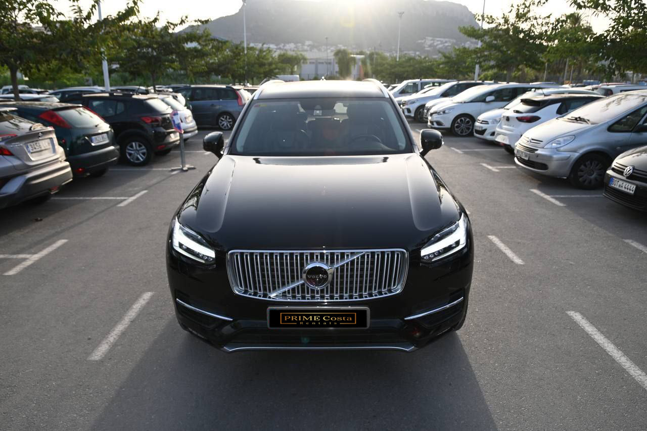Volvo XC90 luxury SUV for rent in Alicante – 2021 model, AWD, leather interior, panoramic roof.
