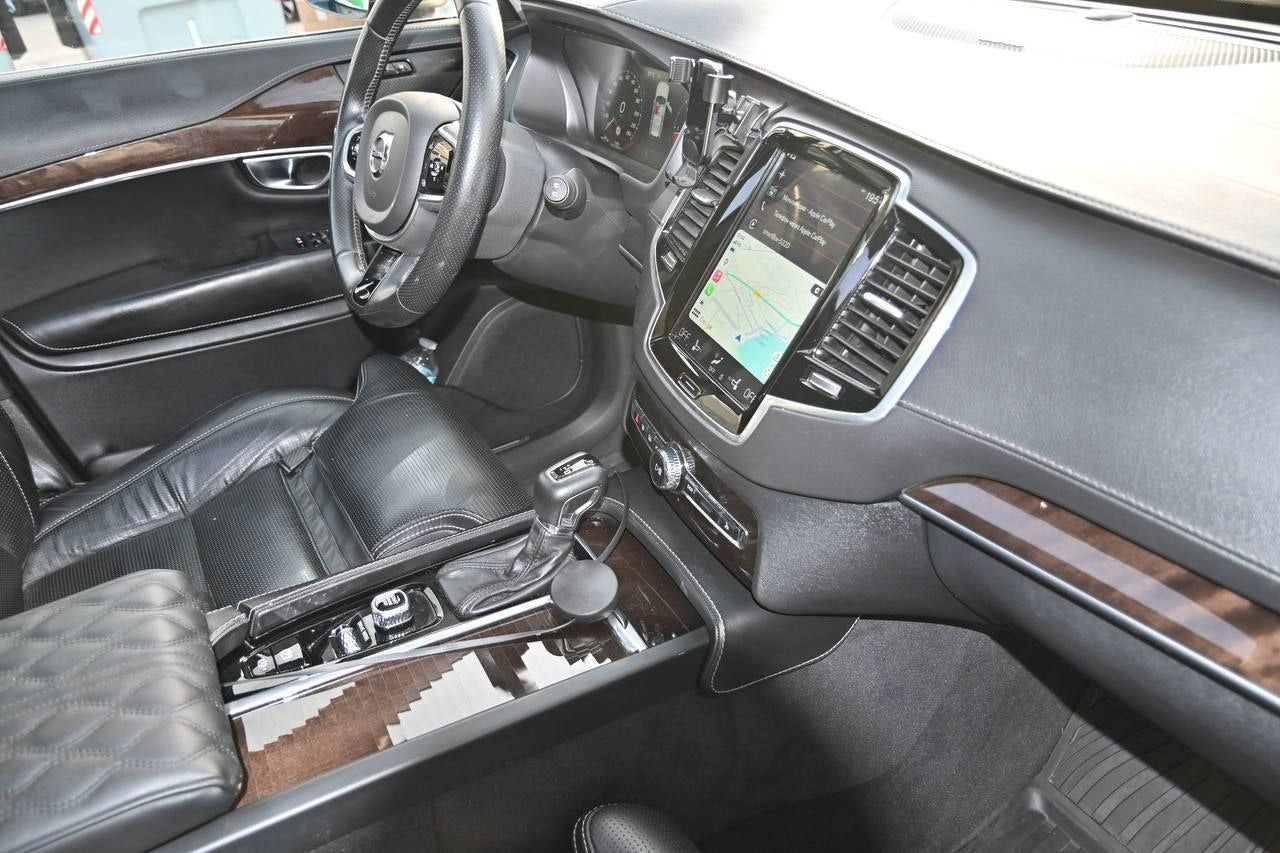 Volvo XC90 luxury SUV for rent in Alicante – 2021 model, AWD, leather interior, panoramic roof.
