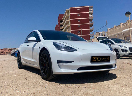 Tesla Model 3 electric sedan for rent in Alicante – 500 km range, premium features, 5 seats.
