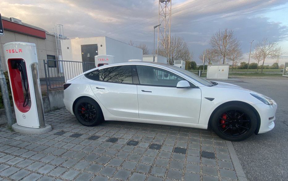 Tesla Model 3 electric sedan for rent in Alicante – 500 km range, premium features, 5 seats.
