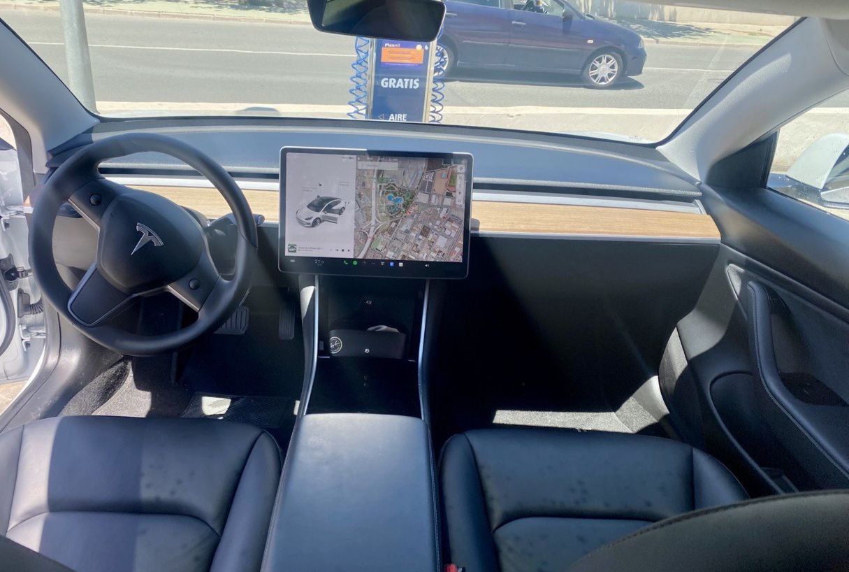 Tesla Model 3 electric sedan for rent in Alicante – 500 km range, premium features, 5 seats.
