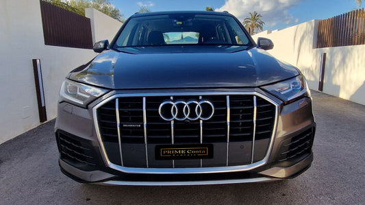 Audi Q7 55 TFSI luxury SUV for rent in Alicante – 3.0L V6 engine, quattro AWD, spacious premium interior.

