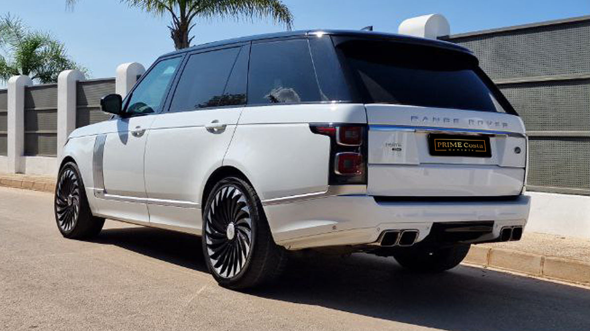 Range Rover Vogue luxury SUV for rent in Alicante – premium design, powerful engine, panoramic roof.