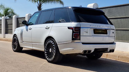 Range Rover Vogue luxury SUV for rent in Alicante – premium design, powerful engine, panoramic roof.
