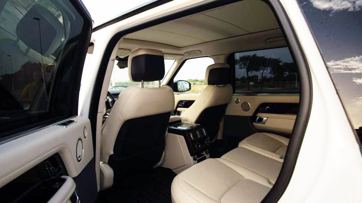 Range Rover Vogue luxury SUV for rent in Alicante – premium design, powerful engine, panoramic roof.