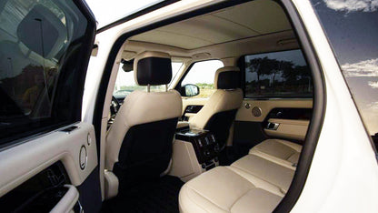 Range Rover Vogue luxury SUV for rent in Alicante – premium design, powerful engine, panoramic roof.