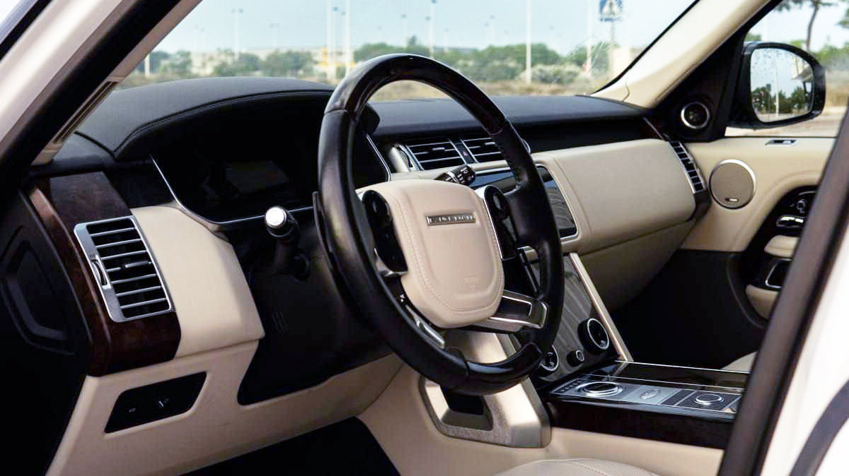 Range Rover Vogue luxury SUV for rent in Alicante – premium design, powerful engine, panoramic roof.
