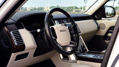 Range Rover Vogue luxury SUV for rent in Alicante – premium design, powerful engine, panoramic roof.