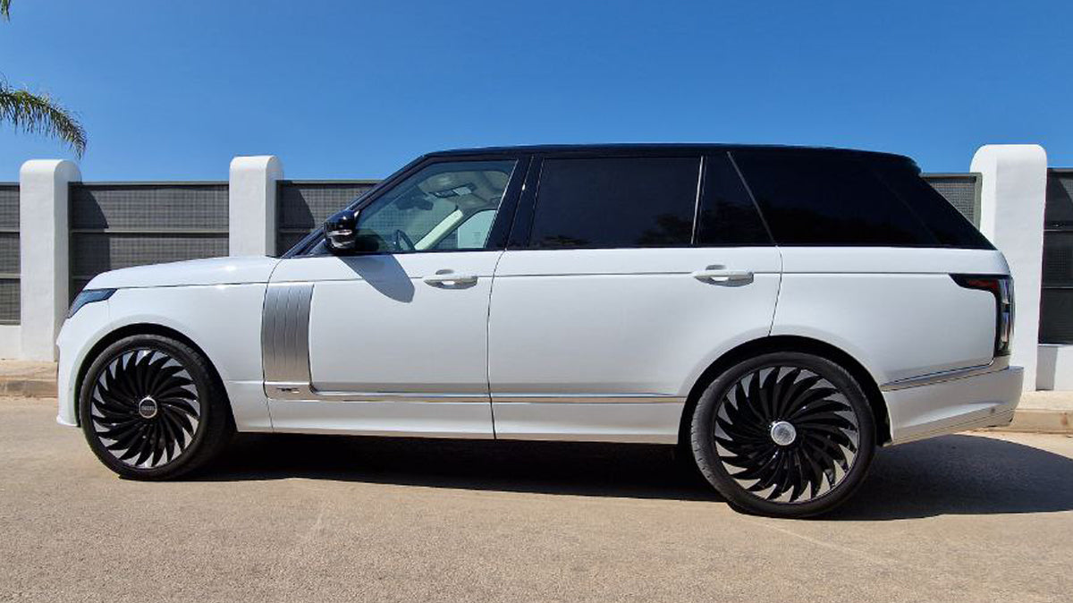 Range Rover Vogue luxury SUV for rent in Alicante – premium design, powerful engine, panoramic roof.
