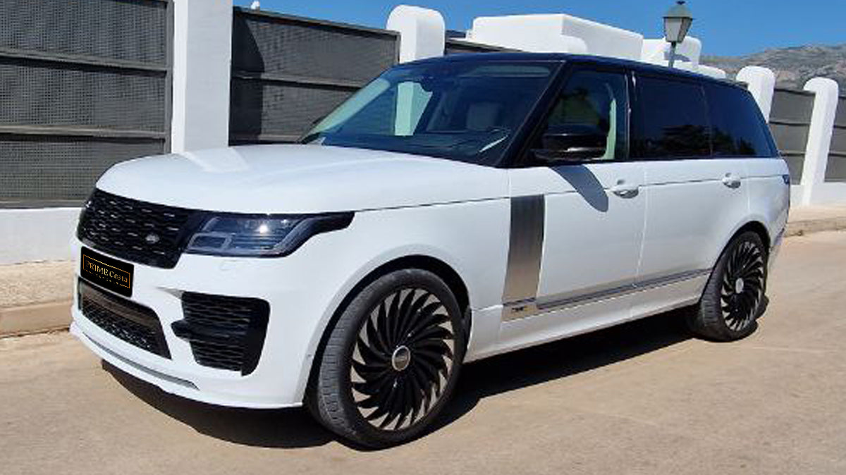 Range Rover Vogue luxury SUV for rent in Alicante – premium design, powerful engine, panoramic roof.