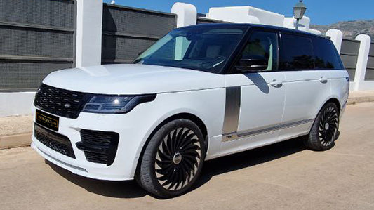 Range Rover Vogue luxury SUV for rent in Alicante – premium design, powerful engine, panoramic roof.